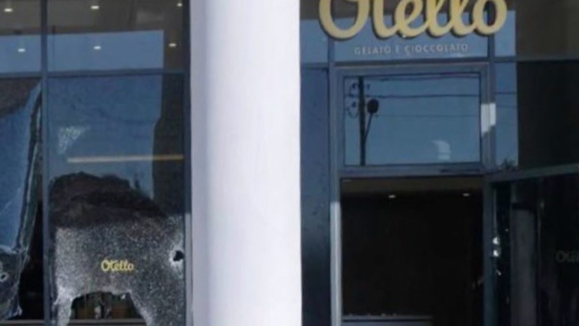 הויטרינה של סניף הגלידריה שהותקפה (צילום: שימוש לפי סעיף 27א')