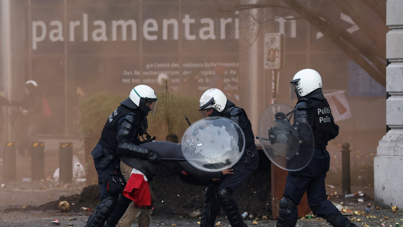 מחאות באירופה (צילום: REUTERS/Yves Herman)