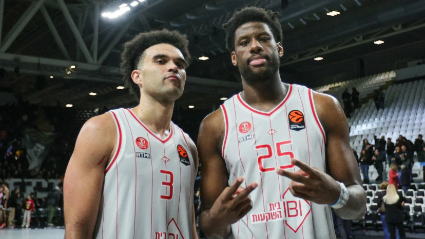 דן אוטורו עם אלייז'ה בריאנט שחקני הפועל תל אביב (צילום: GettyImages, Fabio Patamia)