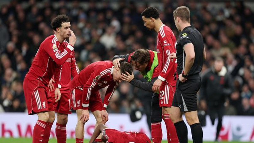 שחקני ליברפול סביב אלכסנדר איסק הפצוע (צילום: Getty images)