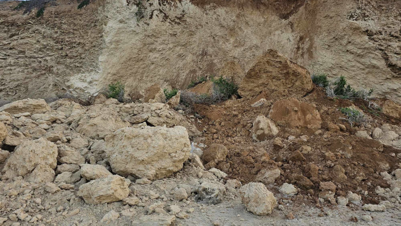 סלעים שקרסו בחוף בין נתניה לעמק חפר (צילום: נועה עזרא)