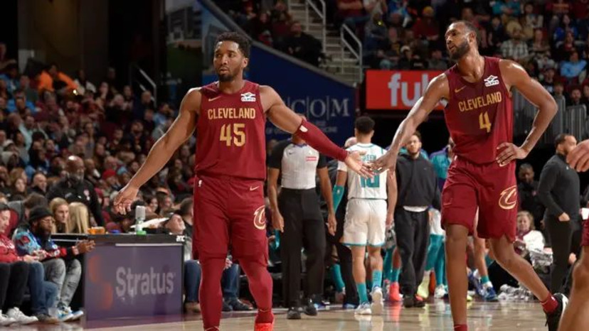 קלי קלות. מיטשל ומובלי (צילום: GettyImages, David Liam Kyle/NBAE)