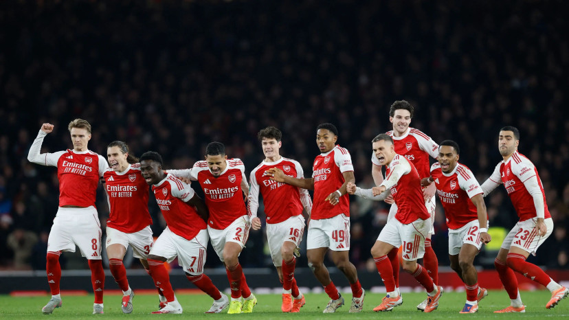 שחקני ארסנל חוגגים (צילום: רויטרס)