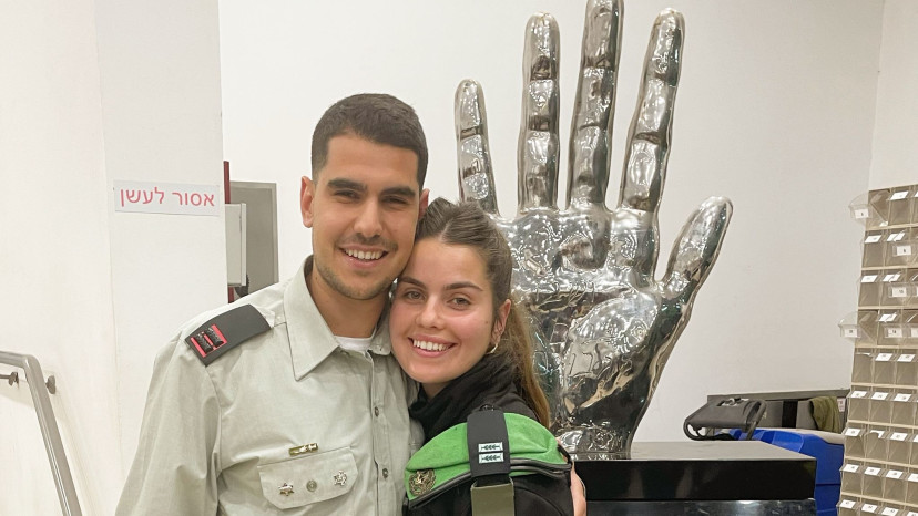 תמר נזרי יחד עם אחיה התאום רב-סרן גיא נזרי ז"ל (צילום: אלבום משפחתי)