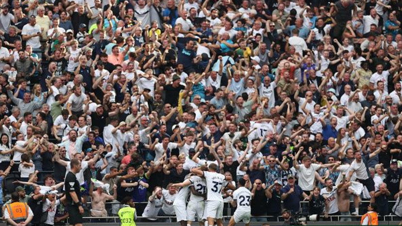 שחקני טוטנהאם על רקע האוהדים (צילום: Ryan Pierse / Staff)