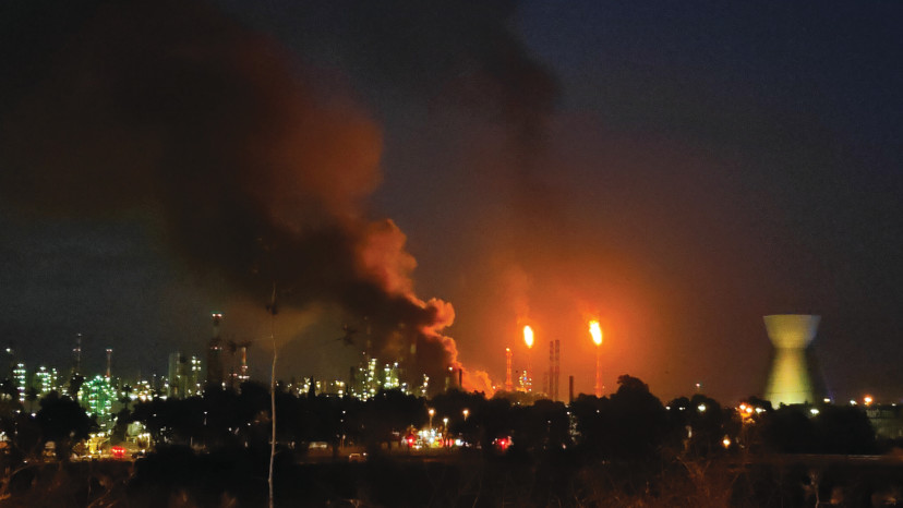 פגיעת הטיל האיראני ליד בתי הזיקוק בחיפה (צילום: מרדכי בליתי, פלאש 90)