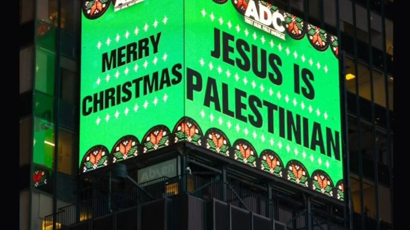 השלט מעורר המחלוקת בטיימס סקוור. "ישו היה פלסטיני, חג המולד שמח" (צילום: ניו יורק פוסט)