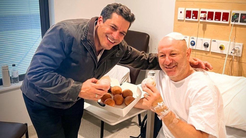 ארסן אוסטרובסקי ועמיחי שיקלי בבית החולים באוסטרליה (צילום: ללא)