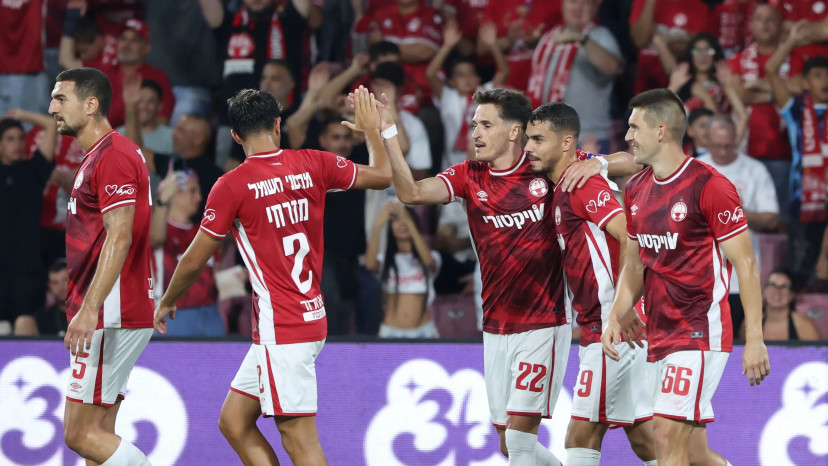 שחקני הפועל באר שבע חוגגים עם איגור זלאטנוביץ' (מימין) (צילום: דני מרון)