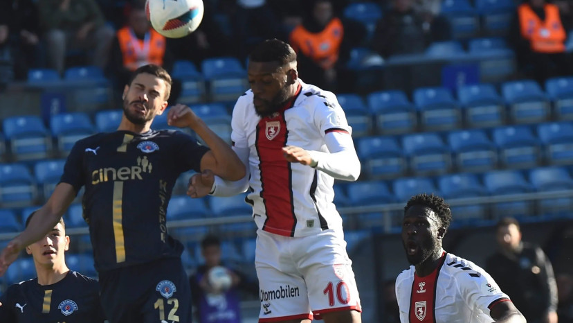 אוליבייה אנצ'אם שחקן סמסונספור מול מורטדה בן וואנס שחקן קסימפאשה (צילום: GettyImages, Seskim Photo/MB Media)