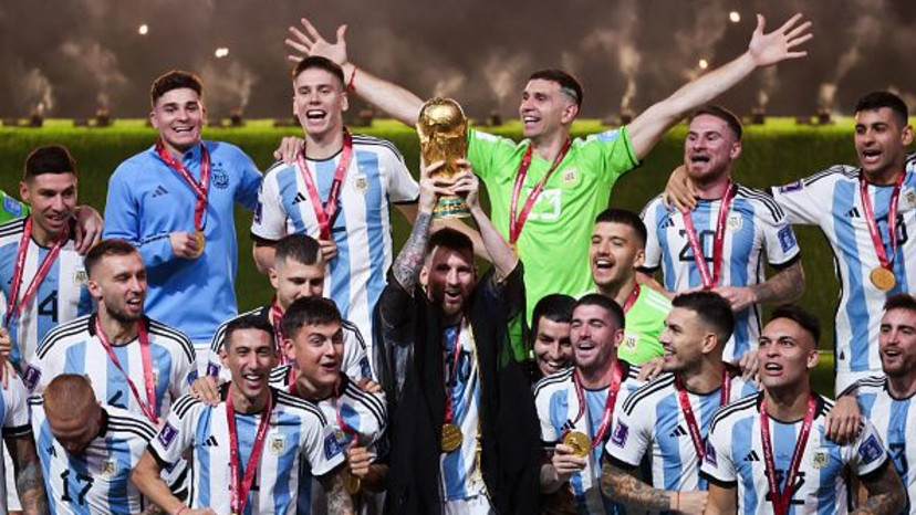 נבחרת ארגנטינה מניפה את גביע העולם (צילום: Zhizhao Wu)