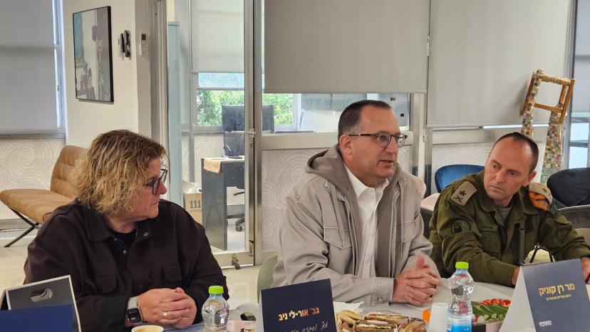 קוניק בביקור מפקד פקער בגבעתיים (צילום: עיריית גבעתיים)