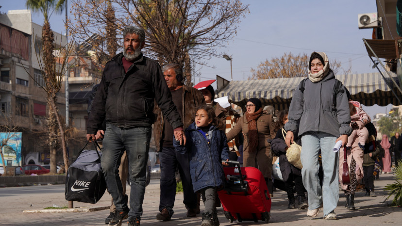 אזרחים עוזבים את חלב בעקבות ההסלמה בין צבא סוריה ל-SDF (צילום: רויטרס)