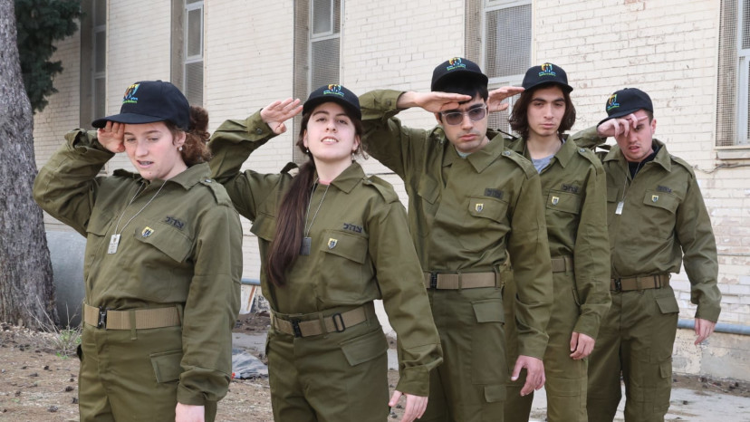 חיילי צה"ל מתיכון "ליאו באק" חיפה (צילום: ללא)