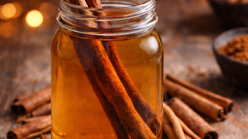 מי קינמון (צילום: AI)