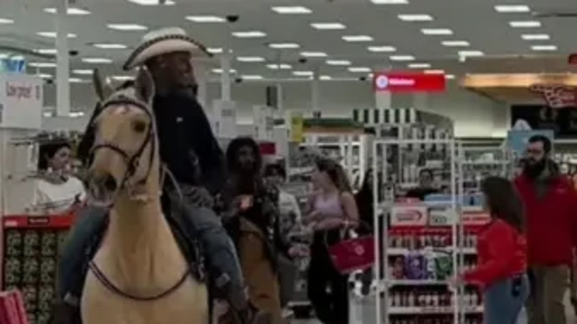 גבר רכוב על סוס (צילום: צילום מסך)