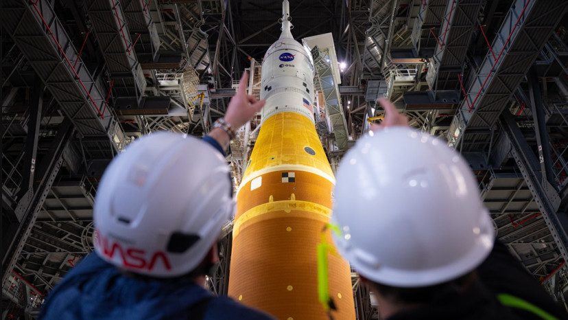 העברת החללית עם הרקטה לירח לכן השיגור (צילום: נאס"א)