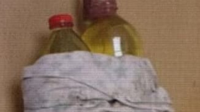 בקבוקי הבנזין שהונחו בפתח העסק בצפון (צילום: דוברות המשטרה)