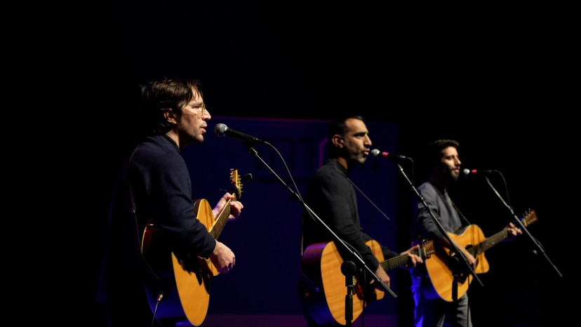 הבנאים שרים בנאי (צילום: מפעלי בית עמנואל)