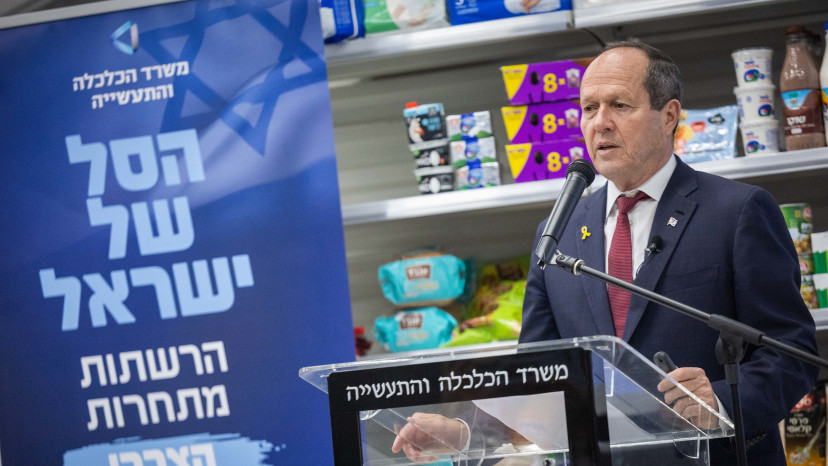 שר הכלכלה ניר ברקת מציג את התוכנית "הסל של ישראל" (צילום: יונתן זינדל פלאש 90)