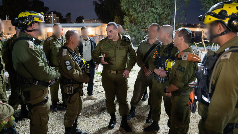 הרמטכ"ל אייל זמיר במהלך הביקור בפיקוד העורף (צילום: דובר צה"ל)