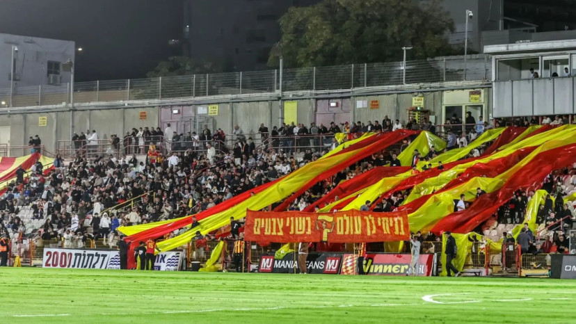 אוהדי מ.ס. אשדוד, אצטדיון הי"א (צילום: לירון מולדובן)