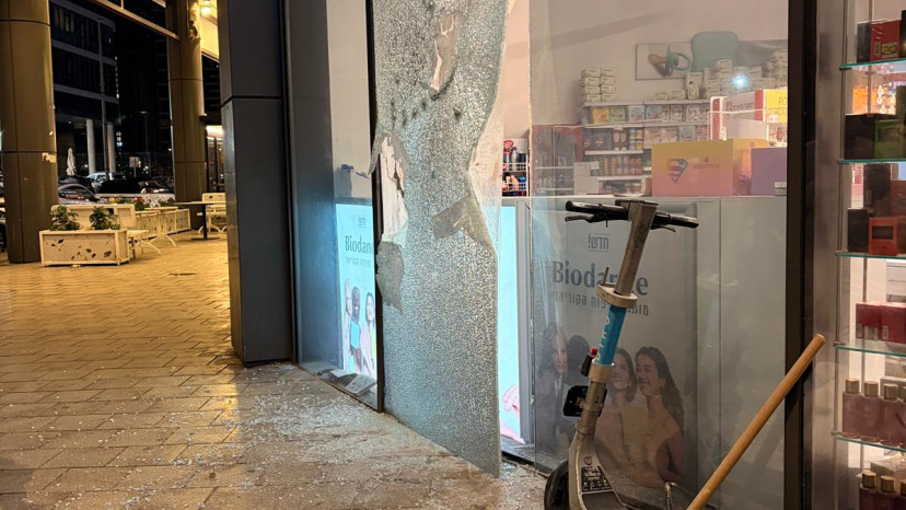 ניסיון שוד סניף סופר פארם בבת ים ע"י שני צעירים (צילום: דוברות המשטרה)