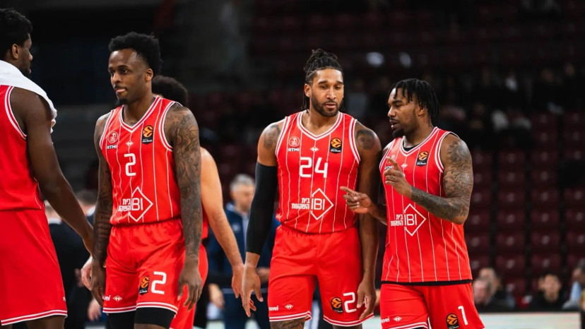 שחקני הפועל תל אביב בכדורסל, כריס ג'ונס, איש ויינרייט, אנטוניו בלייקני (צילום: אתר רשמי, הפועל "IBI" תל אביב)