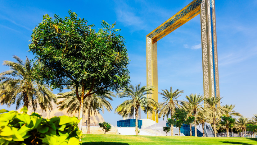 מסגרת התמונה המוזהבת בדובאי (צילום: שאטרסטוק)