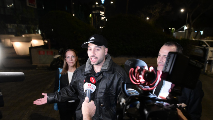 מרדכי דוד בהגיעו לתחנת המשטרה (צילום: אבשלום ששוני)