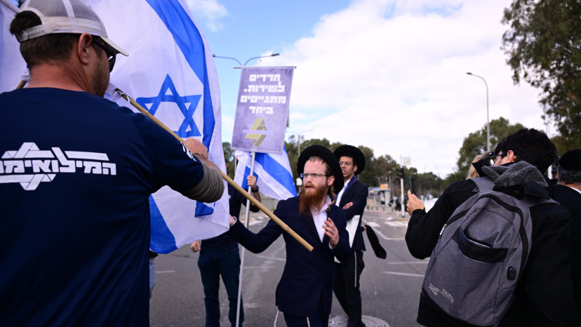 הפגנת החרדים בלשכת הגיוס (צילום: אבשלום ששוני)