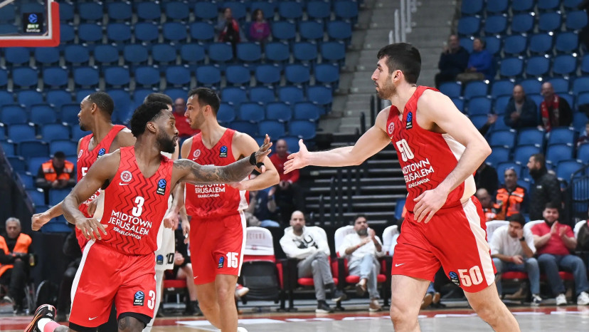 שחקן הפועל ירושלים קאדין קרינגטון עם יובל זוסמן (צילום: ברני ארדוב)