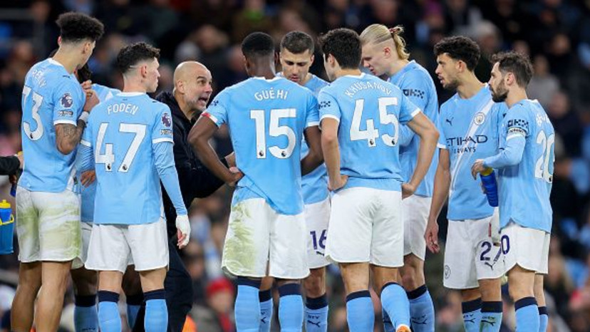 שחקני מנצ'סטר סיטי בהתכנסות עם המאמן פפ גווארדיולה (צילום: Sportsphoto/Allstar)