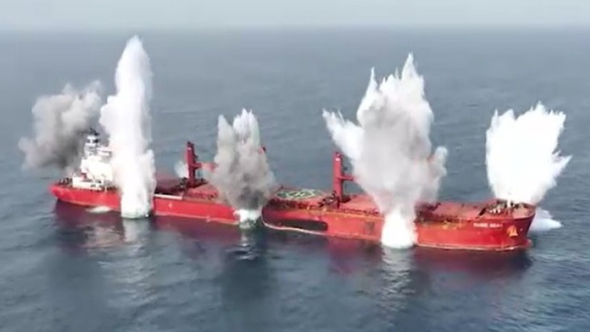 הטבעת ספינה ע"י החות'ים  (צילום: רשתות ערביות)