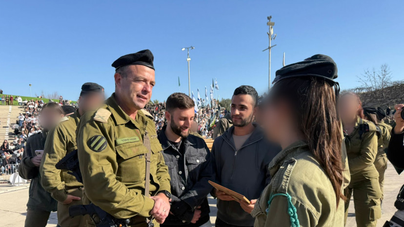 הרמטכ"ל, רא"ל אייל זמיר עם שורדי השבי נמרוד כהן ומתן אנגרסט (צילום: דובר צהל)