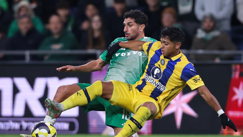 קרווין אנדרדה שחקן מכבי תל אביב מול קני סייף שחקן מכבי חיפה (צילום: מאור אלקסלסי)