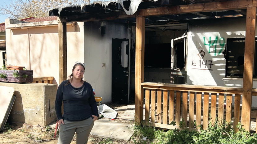 ניר סולטן בחזית בית שרוף (צילום: יוסי אחימאיר)