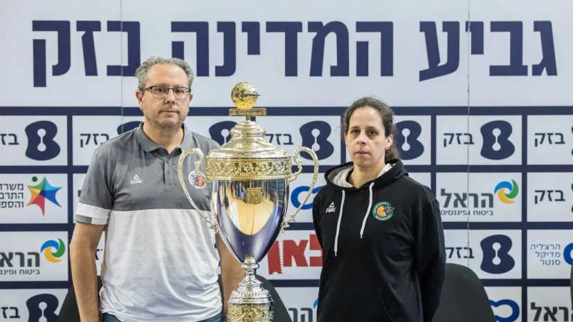 נעמי קולודני מאמנת מכבי חיפה כדורסל נשים עם עדן ענבר מאמן מכבי רמת גן (צילום: אתר רשמי, עודד קרני, איגוד הכדורסל)