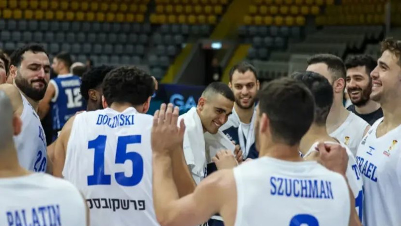 שחקני נבחרת ישראל, ים מדר באמצע (צילום: אתר רשמי, אתר פיב"א)