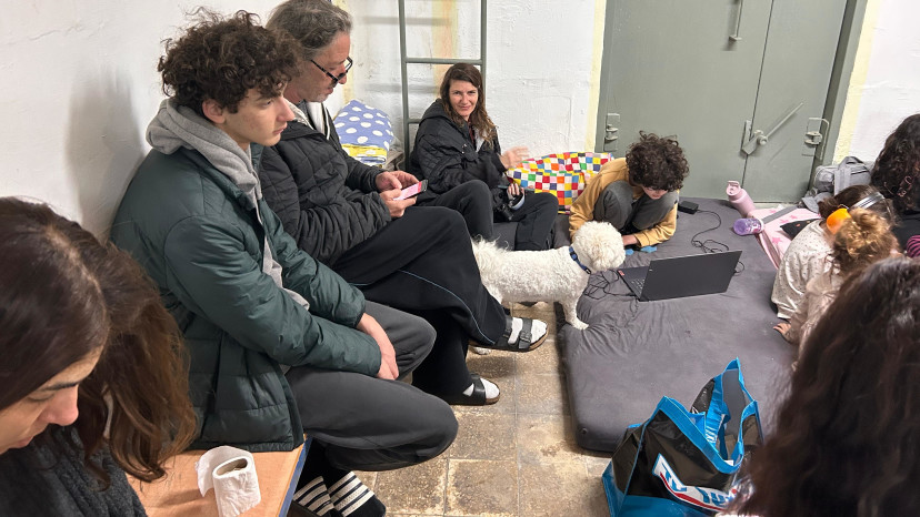 ישראלים במקלט (צילום: אבשלום ששוני)