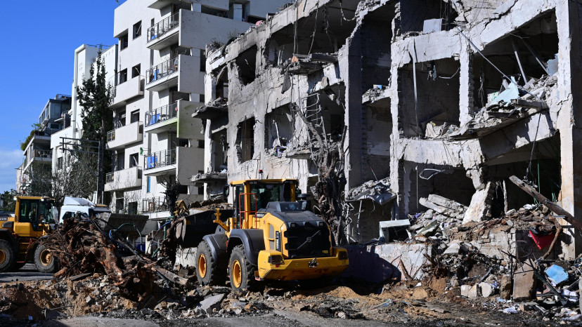 זירת הנפילה מפגיעת הטיל האיראני בתל אביב  (צילום: אבשלום ששוני)