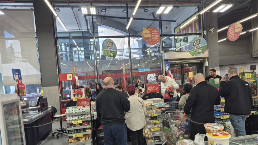 ביקור בסופר ביבנה (צילום: גלעד מורג)