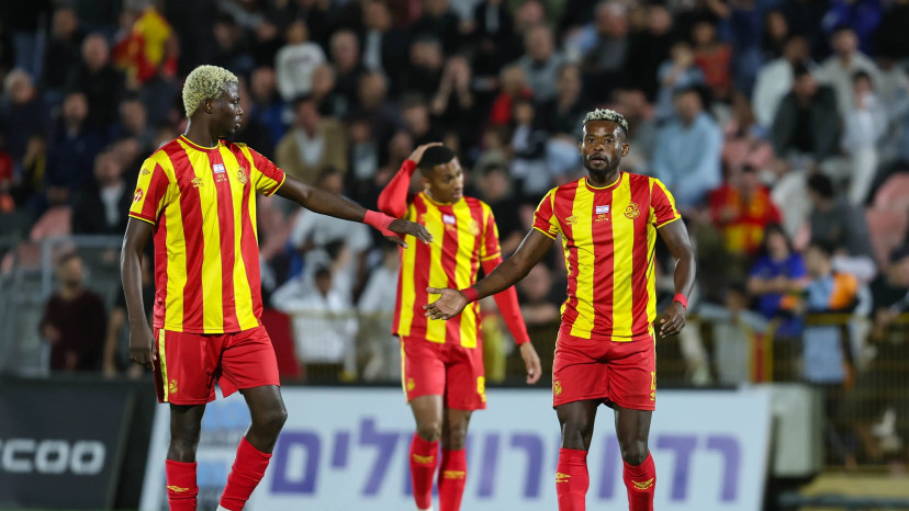 שחקני מ.ס. אשדוד, יוג'ין אנסה, איברהים דיאקיטה (צילום: לירון מולדובן)