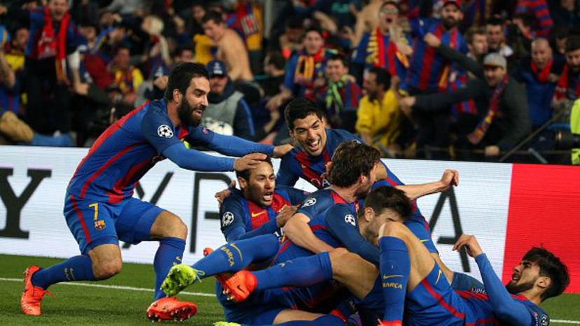 סרג'י רוברטו ושחקני ברצלונה חוגגים את המהפך הענק (צילום: Jean Catuffe/Getty Images)
