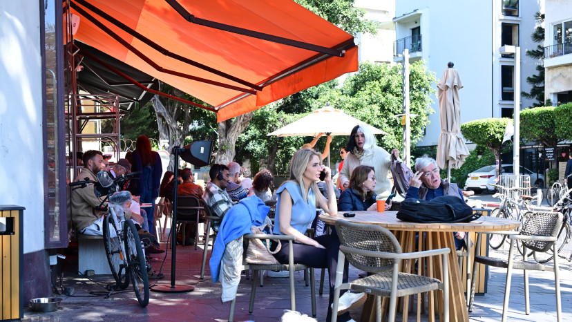 בתי קפה בתל אביב במלחמה עם איראן (צילום: אבשלום ששוני)