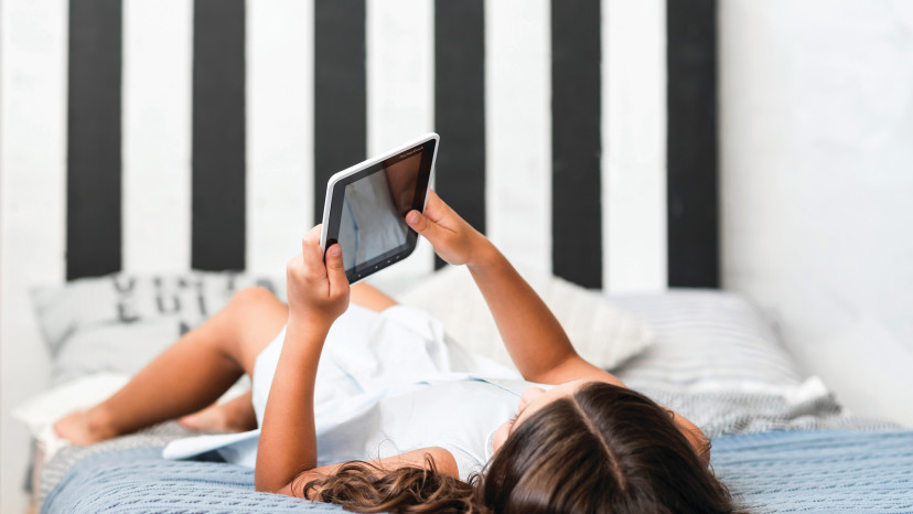 זמן מיטה שהופך לזמן מסך (צילום: אינג'אימג')