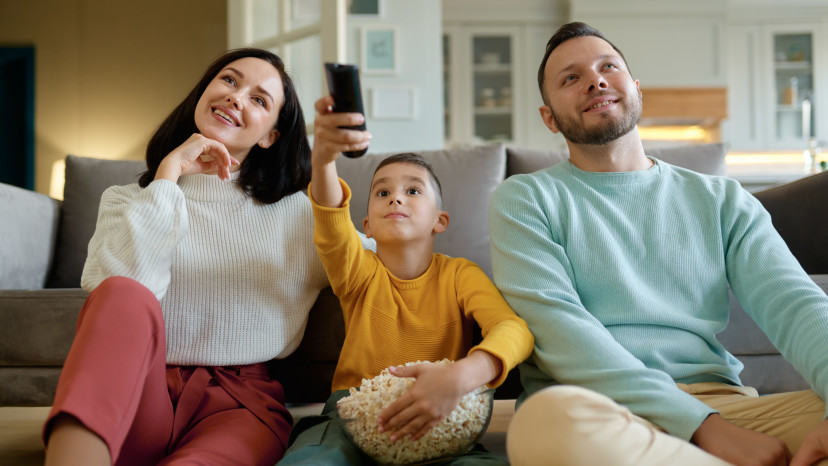 צפייה בטלוויזיה, אילוסטרציה (צילום: אינגאימג')