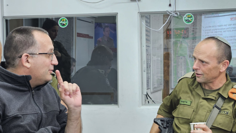 האלוף שי קלפר ורן קוניק (צילום: עיריית גבעתיים)