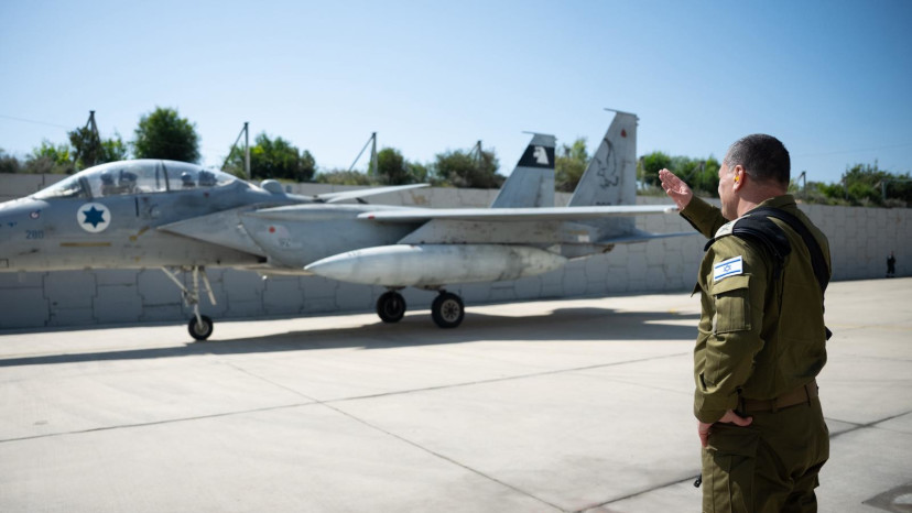 הרמטכ"ל רא"ל אייל זמיר בבסיס חיל האוויר תל נוף (צילום: דובר צהל)