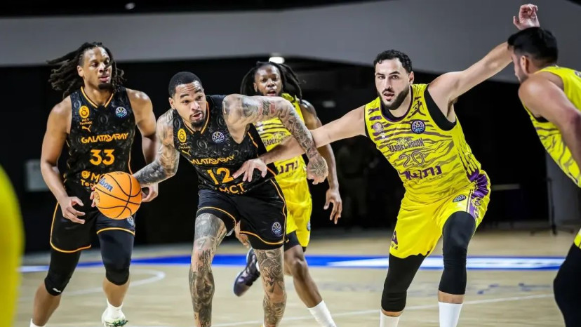 עידן זלמנסון שחקן הפועל חולון מול ג'יימס פאלמר ג'וניור שחקן גלאטסראיי (צילום: אתר רשמי, פיב"א)